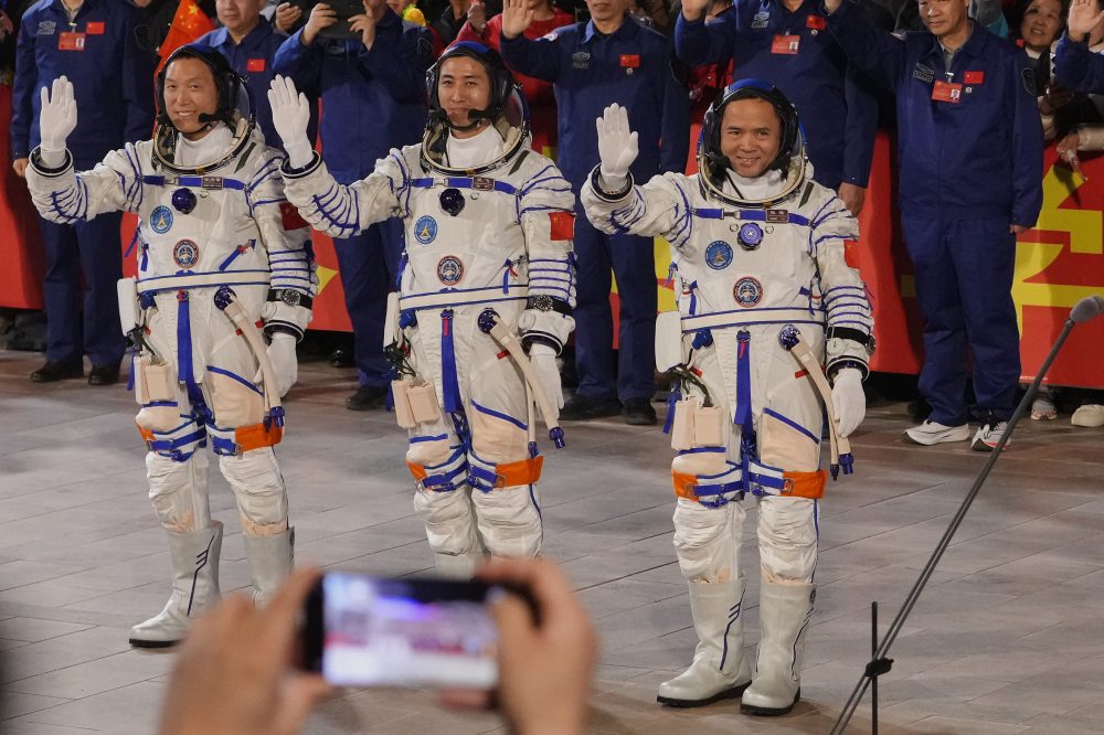 Chinese Space Crew Returns After Nearly 7 Months in Orbit
