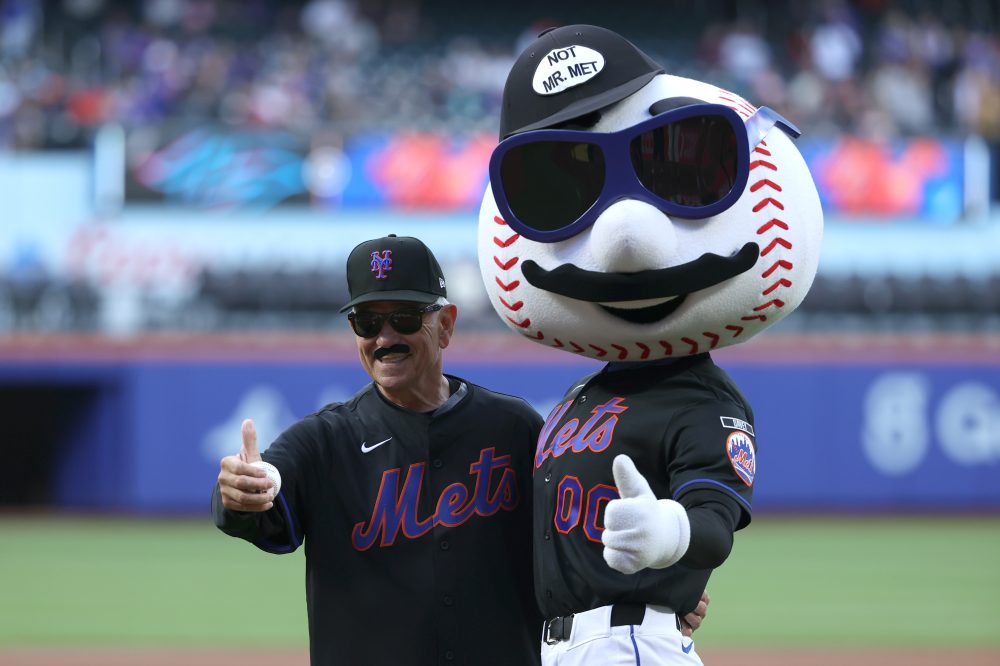 Former Mets Manager Recreates Famous Disguise Stunt Before Hall of Fame Honor