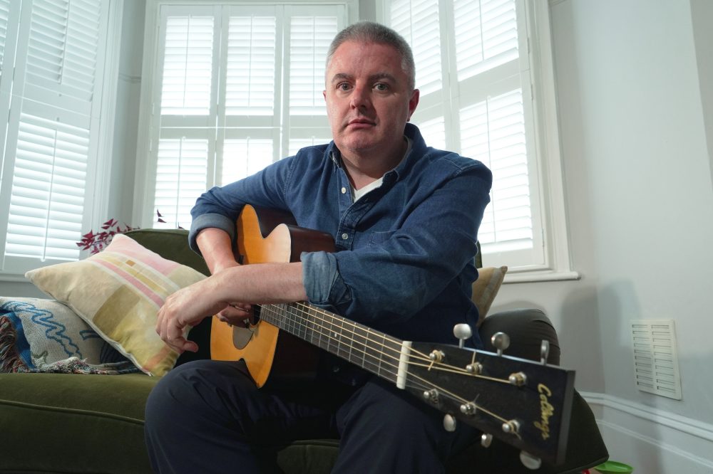 Parkinson’s Musician Uses AI to Complete Album After Losing Guitar Skills