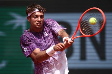 Italian Tennis Star Advances at French Open as Heat Wave Hits Paris