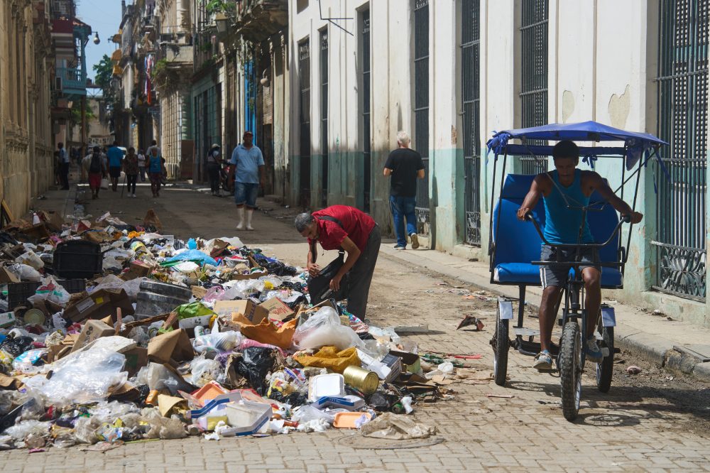 Waste Piles Up on Havana Streets as Fuel Crisis Halts Garbage Collection