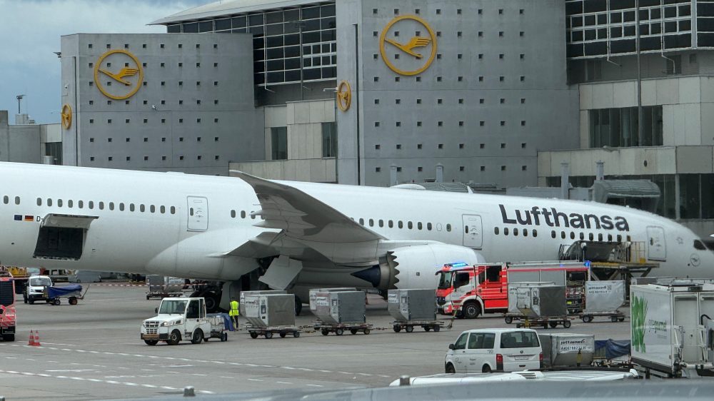Workers Hurt After Boeing Jet’s Nose Gear Fails at German Airport