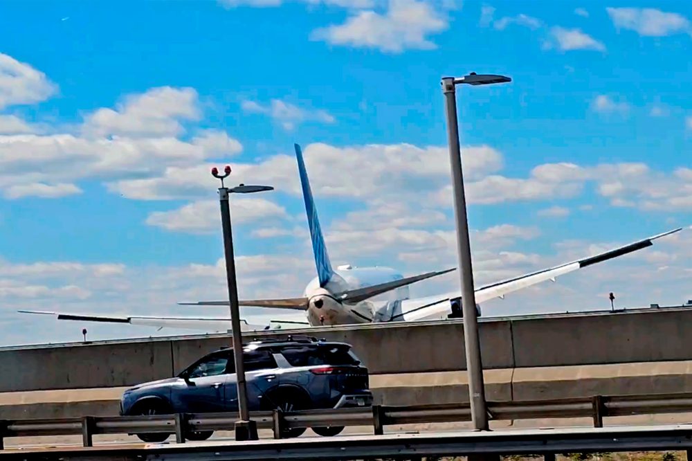 United Flight Copilot Spotted Low Approach Too Late at Newark Airport