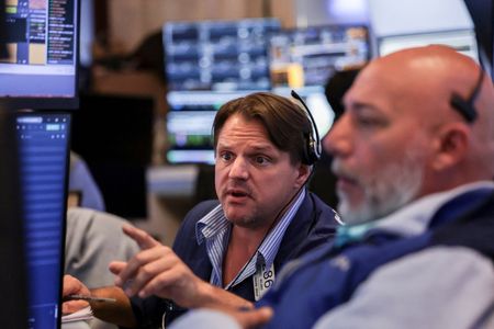 Investment Funds See Massive Weekly Gains Driven by AI Technology Surge