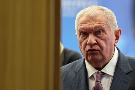 Russian Oil Chief Claims U.S. Benefits from Blocked Hormuz Strait