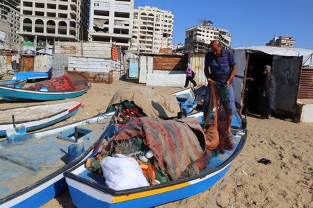 Gaza Fishermen Use Door Frames, Rubble to Fix Boats Amid Material Shortages