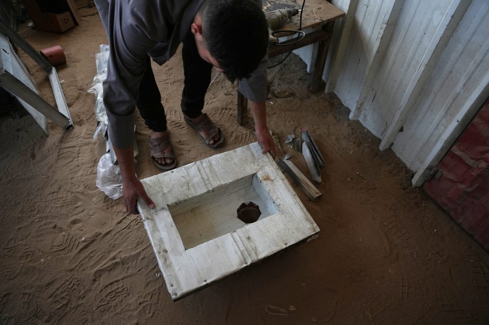 Gaza Families Build Makeshift Toilets in Tent Camps Amid Sanitation Crisis
