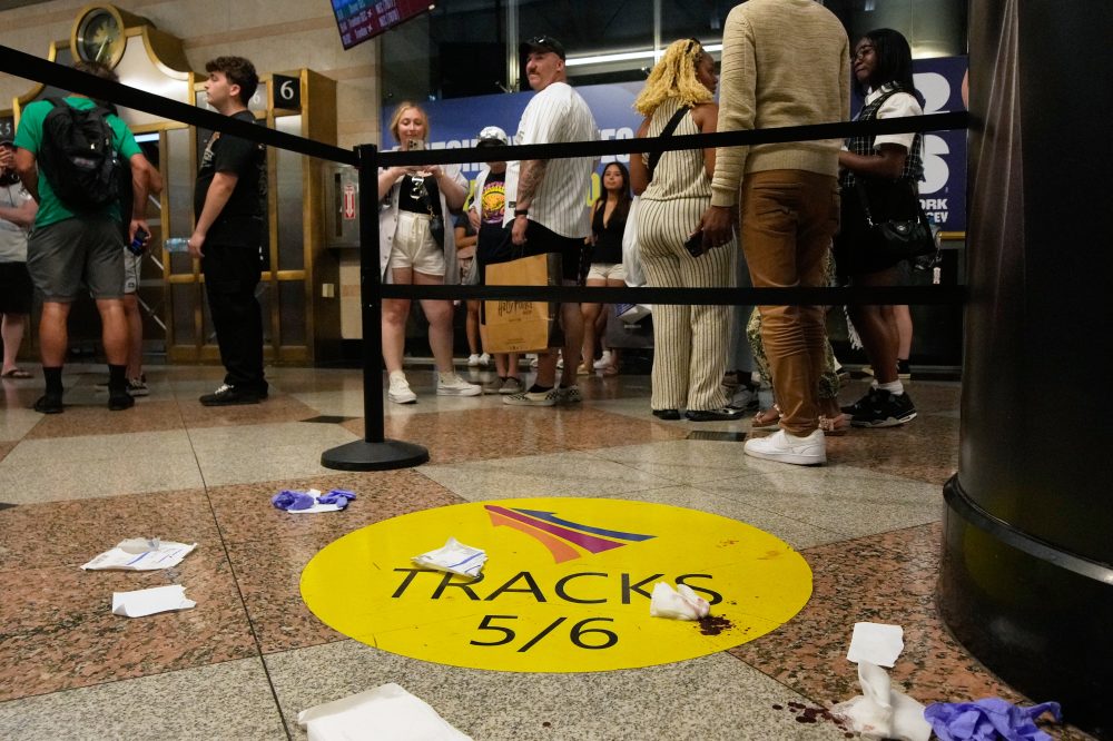 Suspect Arrested After 5 Stabbed at NYC’s Penn Station