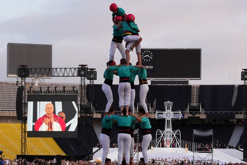 Spanish Human Tower Builders Welcome Pope Leo XIV in Barcelona Performance