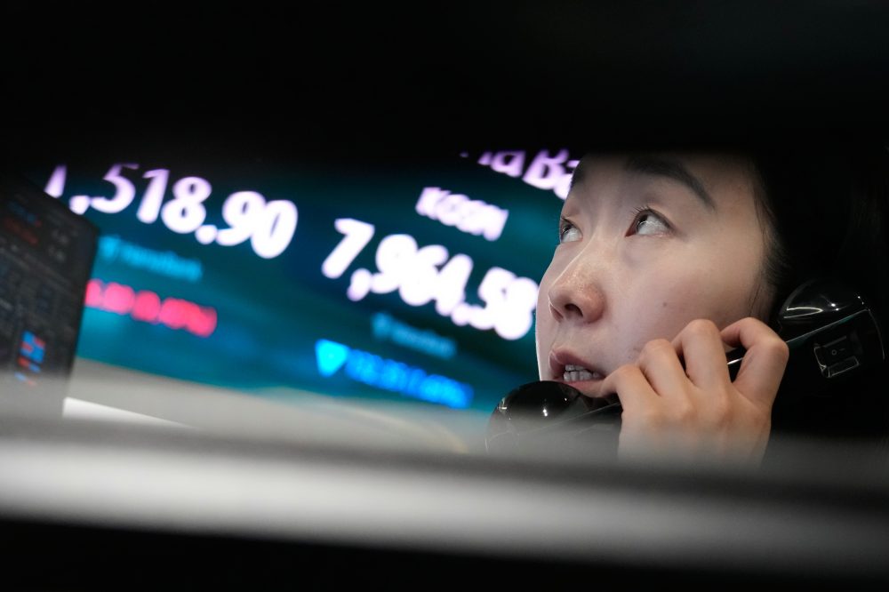 Tech Stock Selloff Drags Down Asian Markets as Oil Rises on Iran Tensions