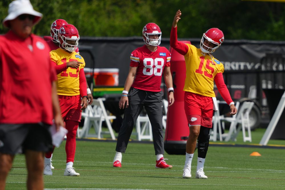Mahomes Signs Record $504.75M Extension with Chiefs Through 2033