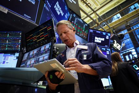 Stock Futures Climb as Tech Rebounds, Mideast Peace Talks Show Promise