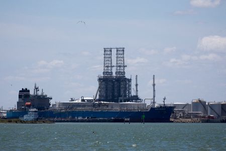 Oil Market Sees Record Investor Exodus Amid Price Chaos