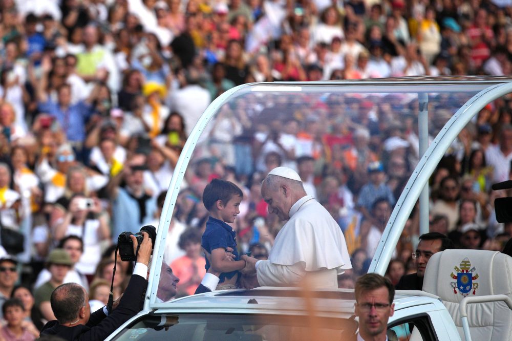 Photographer’s Viral Photo Sparks Global Search for Spanish Boy Who Met Pope