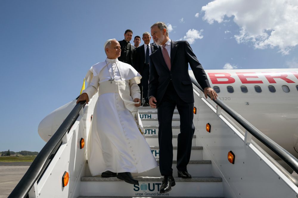 Spanish King Rescues Pope Leo XIV After Plane Breaks Down in Canary Islands