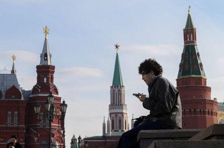 Russians Use Multiple Phones, VPNs to Bypass Internet Restrictions