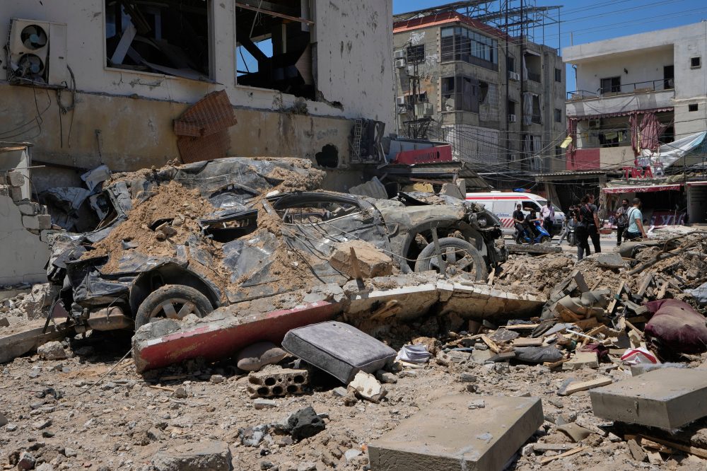 Lebanese Forces Pull Back as Israeli Troops Move Into Southern Village Area
