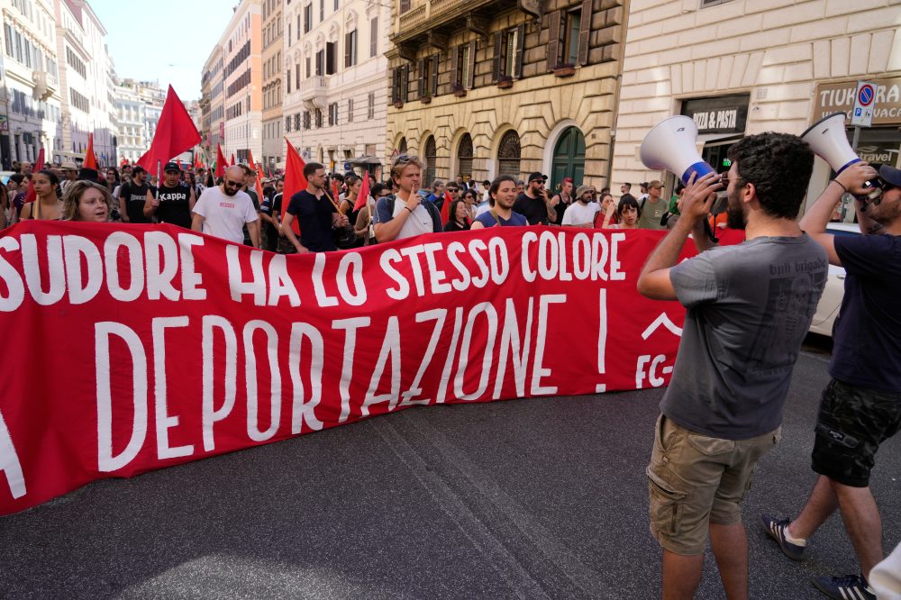 Massive Rival Rallies Fill Rome Streets Over Migration Policies