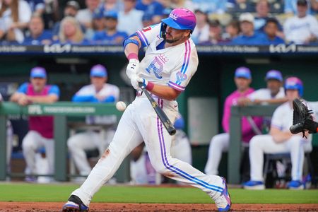 Royals First Baseman Pasquantino Hurt in Hand Injury vs. Astros