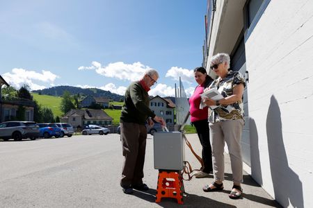 Swiss Voters Reject Population Cap Proposal, Older Residents Led the Way
