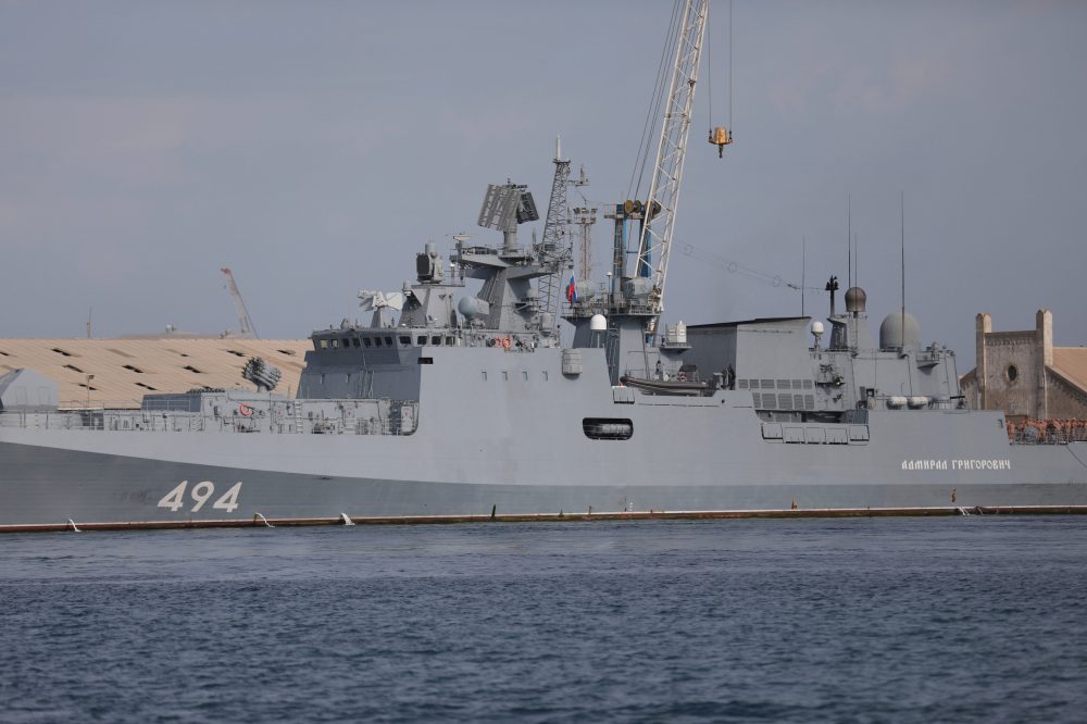 British Military Probes Russian Warship’s Warning Shots at Yacht in English Channel