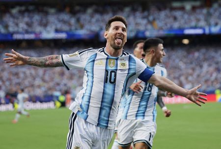Messi Hat-Trick Ties World Cup Scoring Record in Argentina’s 3-0 Win Over Algeria