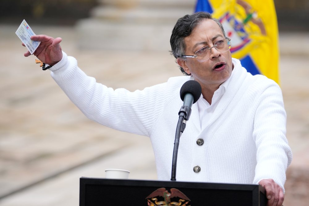 Around 100 Colombian Guerrilla Dissidents Hand Over Weapons in Peace Deal