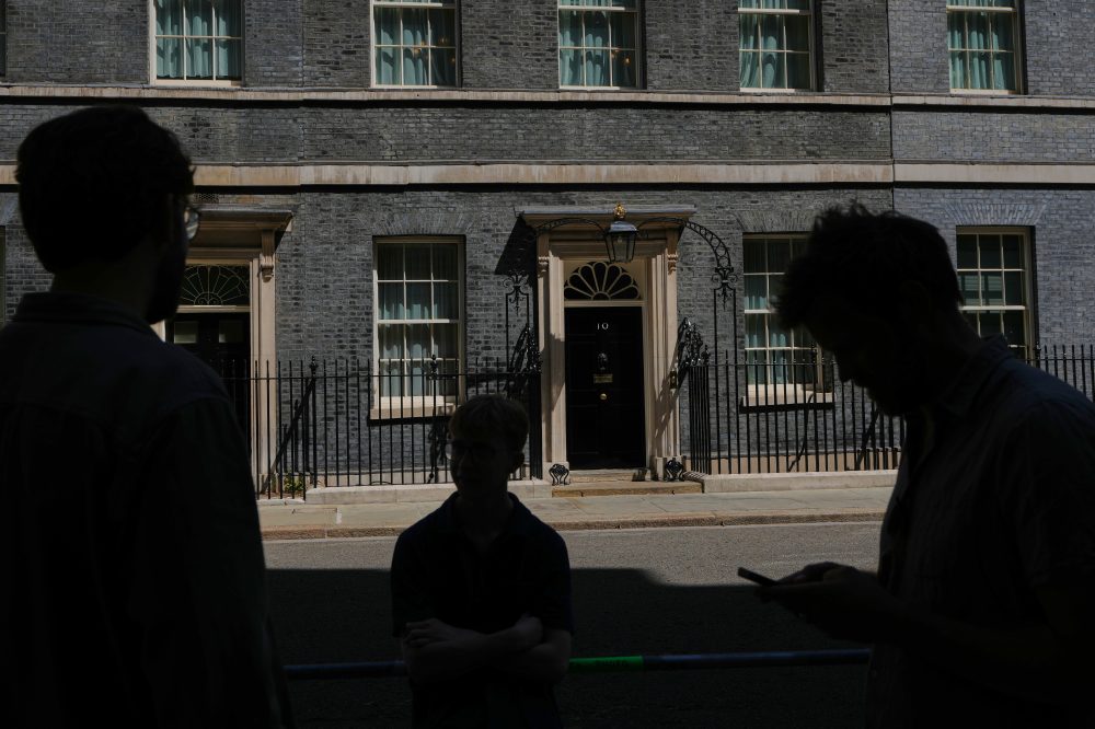 UK Political Earthquake: Burnham’s Win Could Topple Prime Minister Starmer