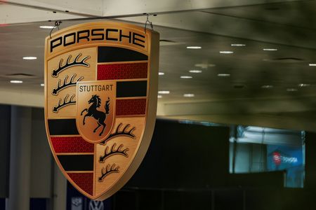 Porsche CEO Pushes to Wrap Up Cost-Cutting Deal Before July Factory Break