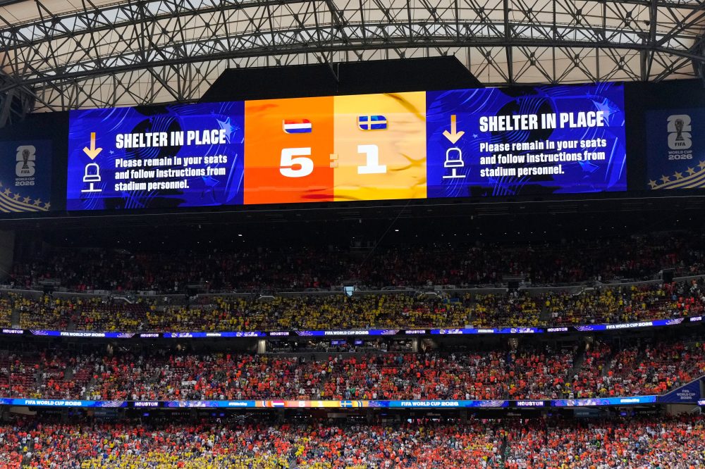 Lightning Forces 68,777 Fans to Shelter After Netherlands Crushes Sweden 5-1