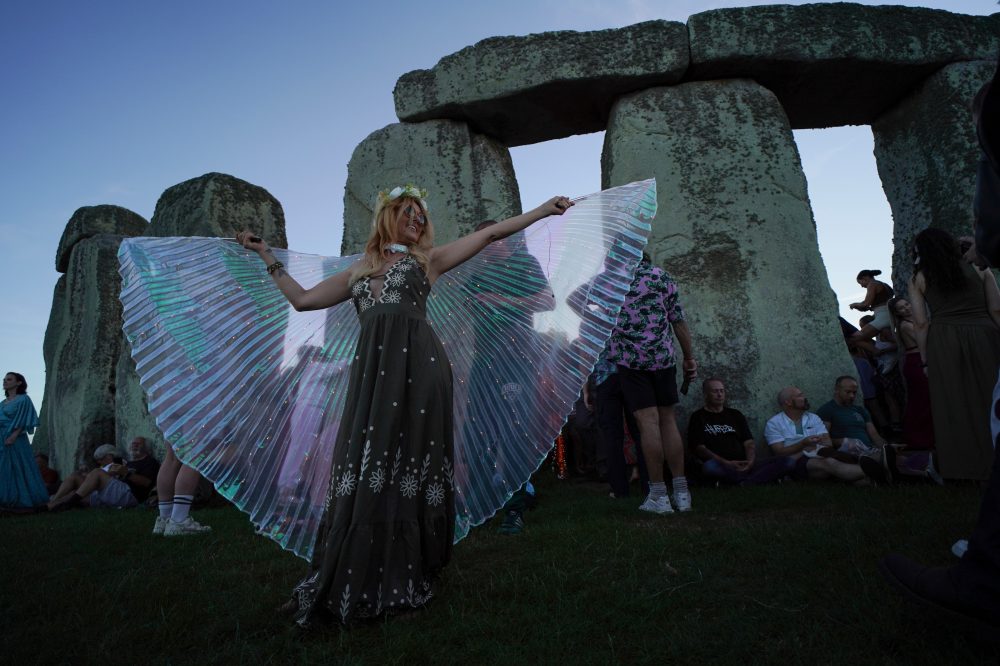 Thousands Gather at Stonehenge to Celebrate Summer Solstice