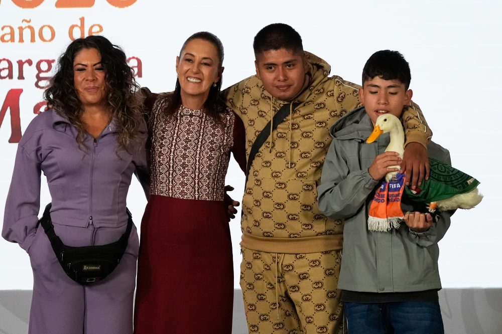 Duck Named Merlín Steals the Show at Mexico’s Presidential Press Conference