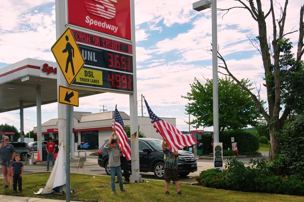 Trump Targets Oil Companies as Gas Prices Lag Behind Falling Crude Costs