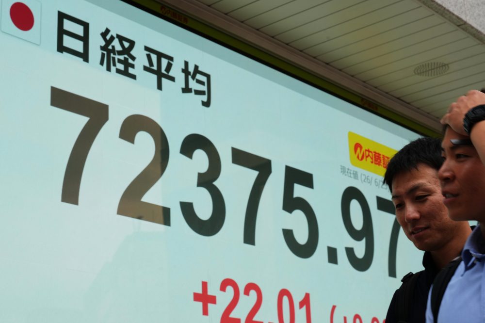 Tech Stock Surge Lifts Asian Markets as Oil Prices Continue to Drop