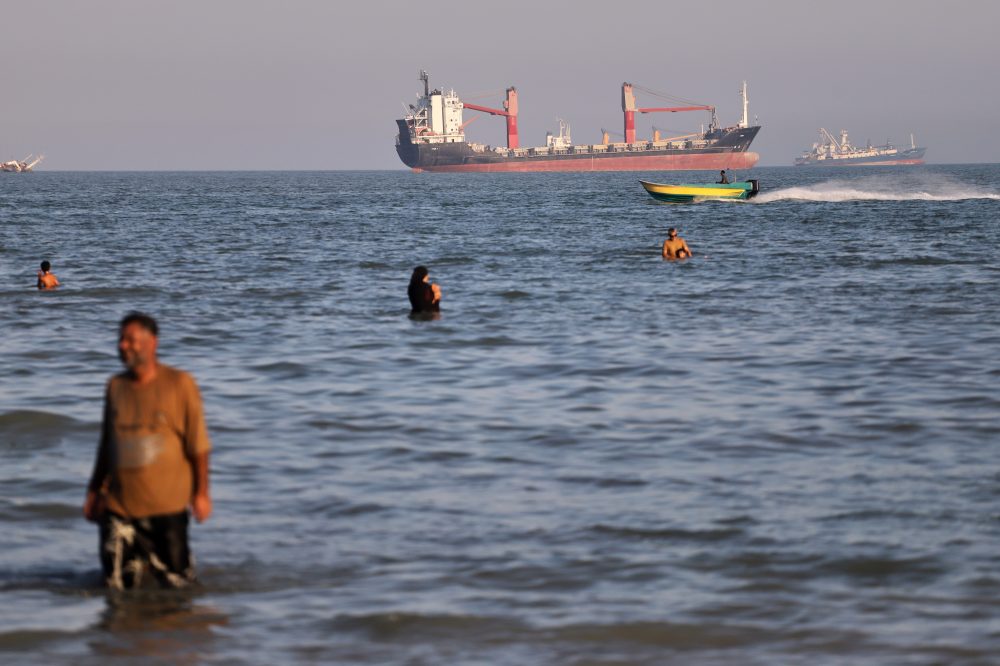 Oil Tanker Passes Through Strait of Hormuz Amid Threats From Iran’s Revolutionary Guard