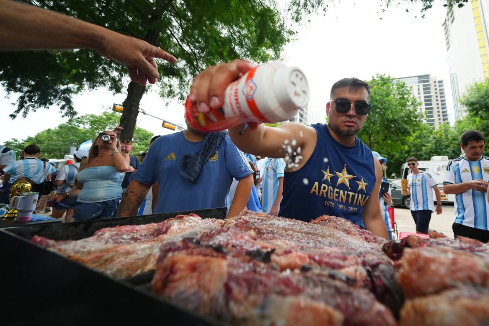 Steak Showdown: Argentina Fans Bring Beef Debate to Texas During World Cup