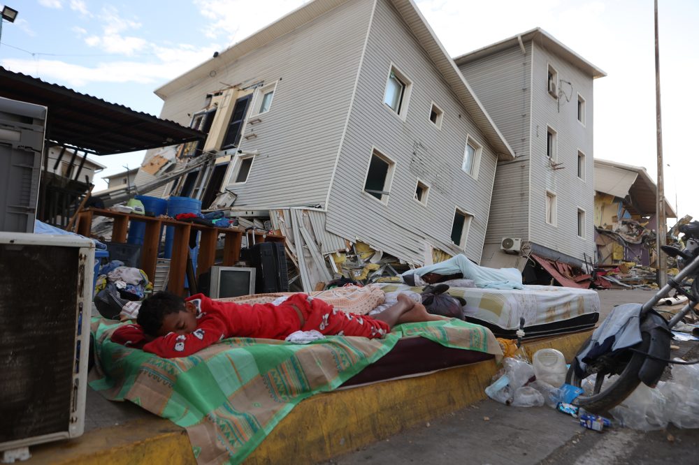 Aftershock Shakes Venezuela as Rescuers Search for Survivors in Rubble