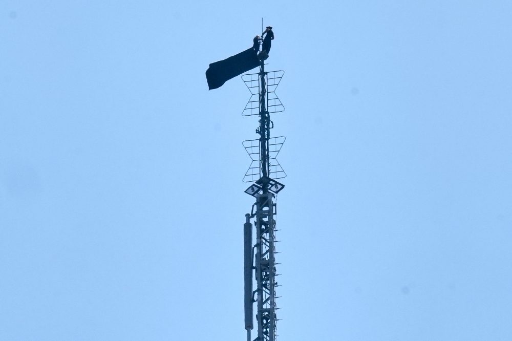 Daring Couple Scales Empire State Building Antenna, Unfurls ‘Power of Love’ Banner