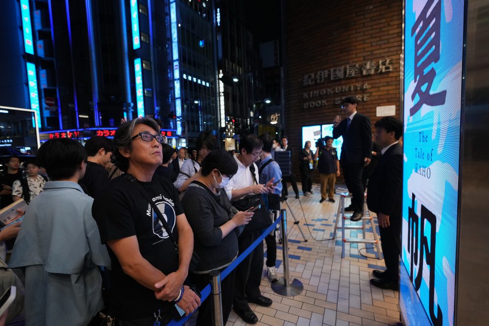 Fans Flock to Tokyo Midnight Event for Haruki Murakami’s Newest Novel