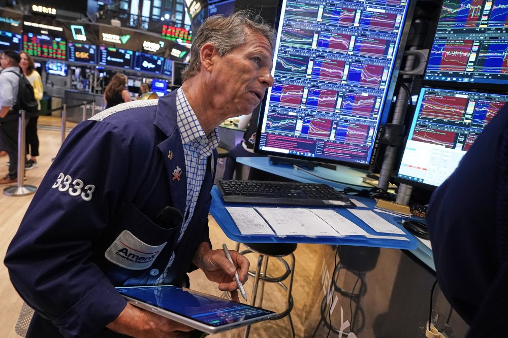 Asian Markets Rebound After Dow Sets New Record Amid AI Stock Swings