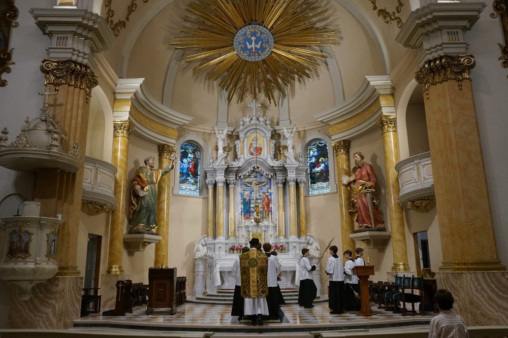 One Minnesota Church Shows How Latin Mass and Pope Francis Loyalty Can Coexist
