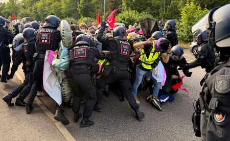 Thousands Take to Streets in Germany to Protest Far-Right AfD Conference
