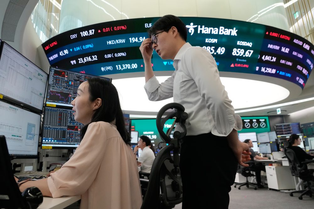 AI Stock Surge Pushes S&P 500 Near Record High While Asian Markets Slide