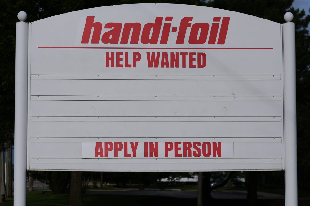 US Unemployment Filings Slip to 215,000 as Job Market Stays Stable