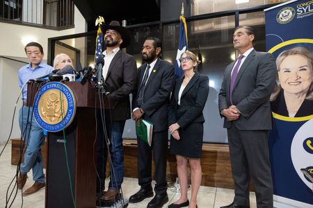 Eyewitnesses Dispute ICE’s Story in Fatal Houston Shooting, Attorney Says