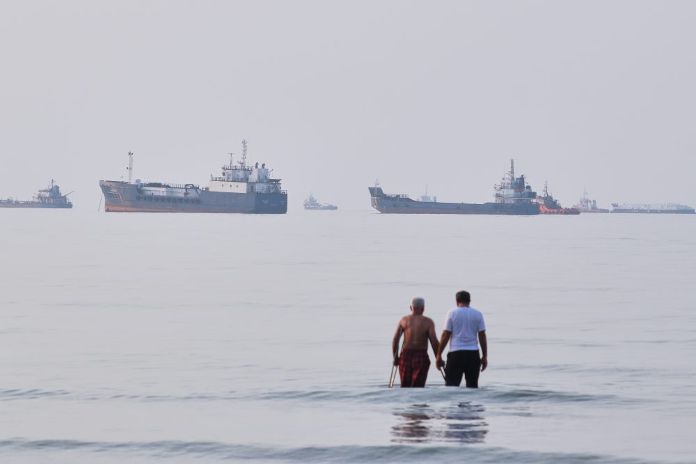Experts: Fully Reopening the Strait of Hormuz Would Take Tens of Thousands of Troops