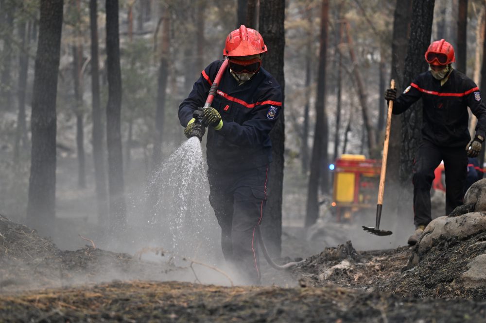 Massive Wildfire Forces 1,000 to Flee Near Paris; Spain IDs Victims of Deadly Blaze