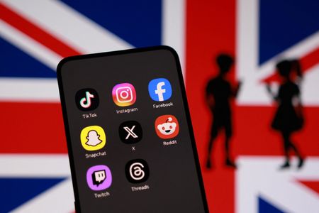 UK to Enforce Overnight Social Media Curfew for Teens 16 and 17