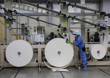 Japan’s Chip Makers Upbeat While Service Sector Feels Cost Squeeze