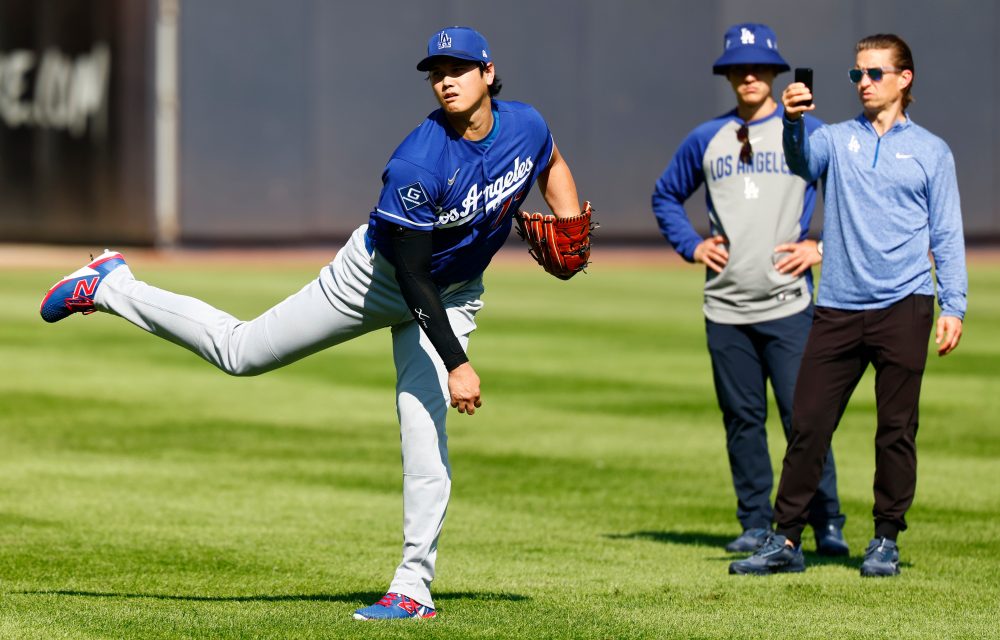 Dodgers’ Ohtani Expected to Throw Off Mound This Week Amid Knee Concerns